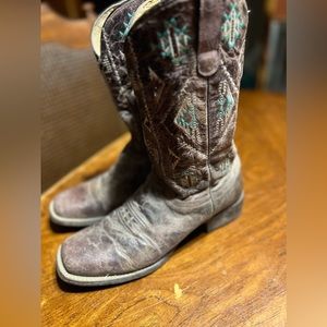 Women’s size 11 roper boots.